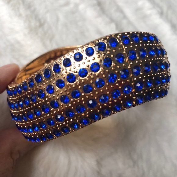 Jewelry - Beautiful blue jeweled bracelet